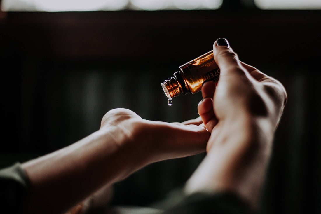 6 huiles essentielles pour booster la pousse de vos cheveux
